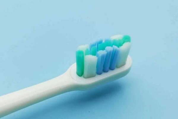 使用电动牙刷的方法