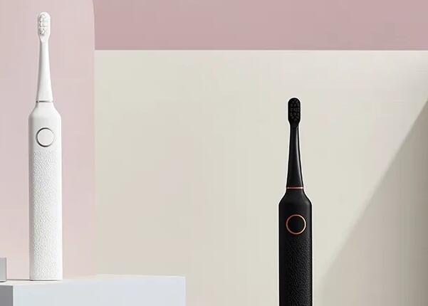 电动牙刷需要手动来回刷吗？正确使用电动牙刷的方法详解