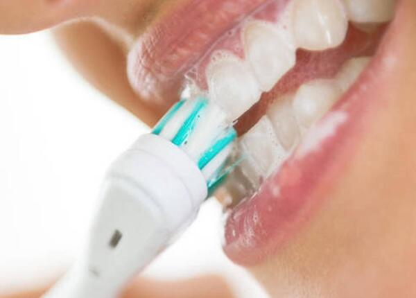 使用电动牙刷刷牙