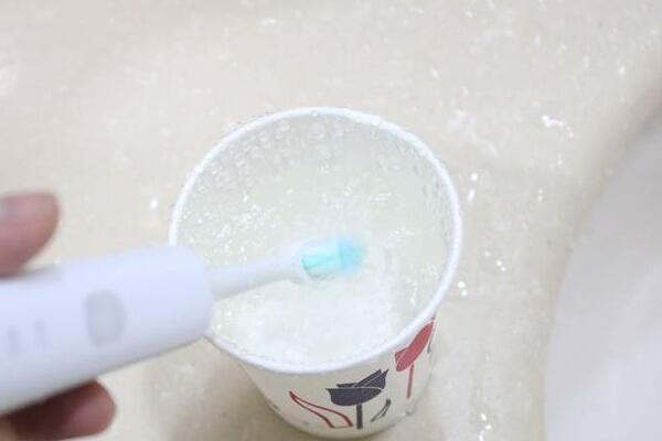 声波电动牙刷使用方法之温水浸泡刷头