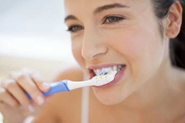 正确使用声波电动牙刷刷牙方法