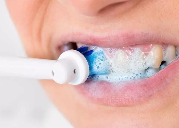 怎样用电动牙刷刷牙？掌握“巴氏刷牙法”，清洁效果更佳！