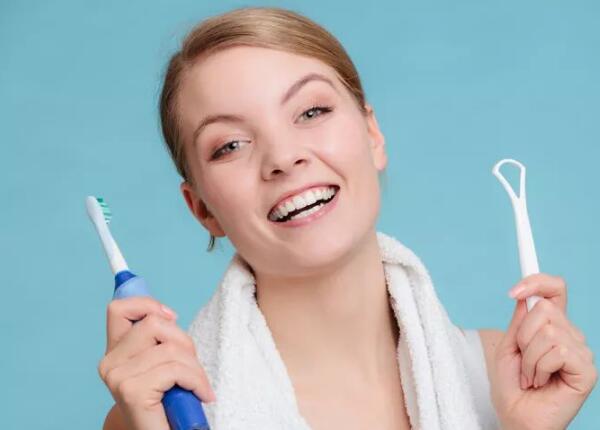 电动牙刷怎么刷舌头？两分钟教你学会用电动牙刷刷牙