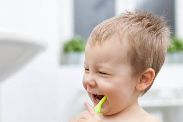 儿童电动牙刷使用方法1