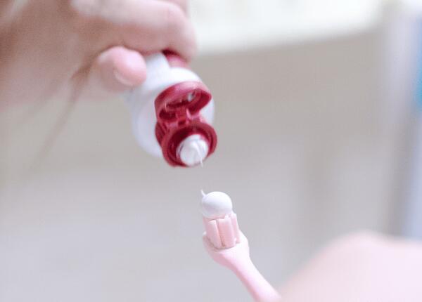 宝宝使用儿童电动牙刷