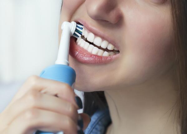 电动牙刷怎么用巴氏刷牙法？电动牙刷正确的刷牙方式操作介绍