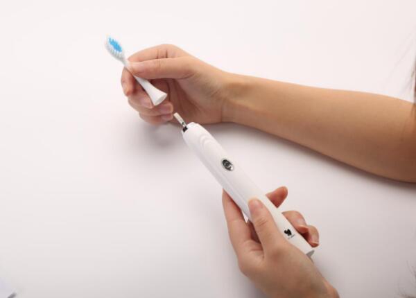 电动牙刷多久换一次刷头合适？电动牙刷头更换周期为三个月一次