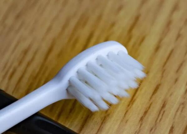 电动牙刷刷毛弯曲变形