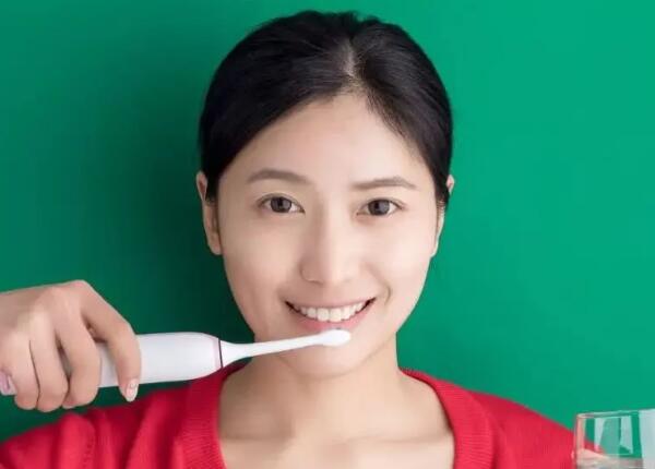 刷牙三连问：刷牙要刷多久，为何刷牙总出血，要刷舌苔吗？