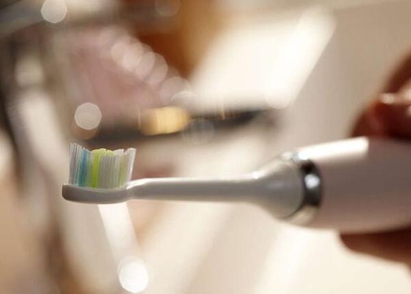 飞利浦电动牙刷怎么刷