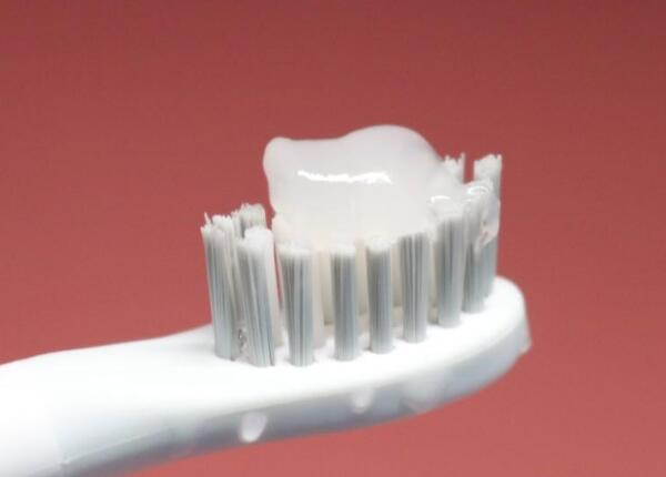 声波款圆头电动牙刷好用吗？声波牙刷圆头扁头清洁分析