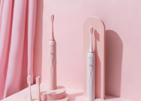 电动牙刷充电方式选择：家用智能电动牙刷充电不选插孔式