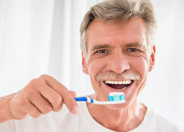 老年人适合用声波电动牙刷吗？声波牙刷的三大适用人群