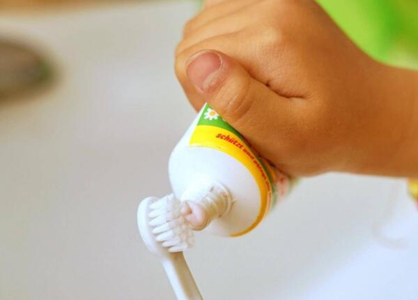 儿童声波牙刷怎么用