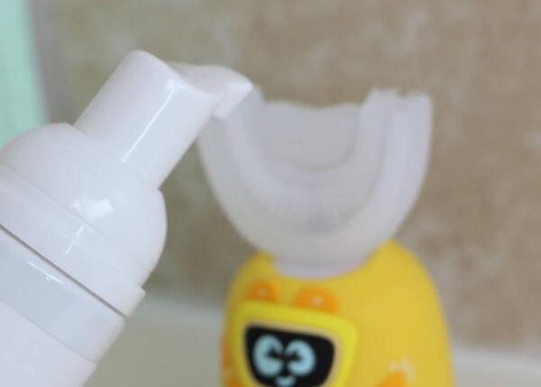 正确u型儿童电动牙刷上牙膏操作