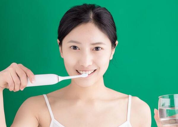 电动牙刷怎么刷牙