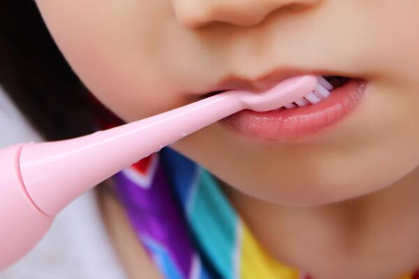 正确使用儿童电动牙刷方式