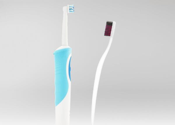 电动牙刷vs手动牙刷：哪种刷得更干净？正确使用方法详解！