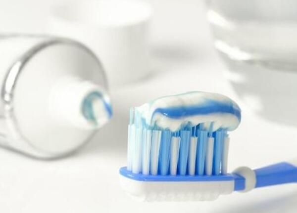 手动牙刷一般多久要换？牢记这些手动牙刷使用小常识