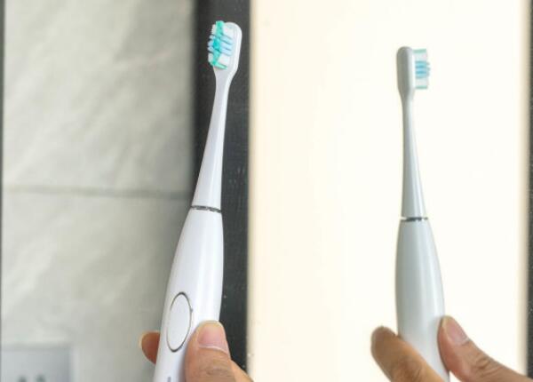 使用电动牙刷手抖正常吗？刷博士来解答！