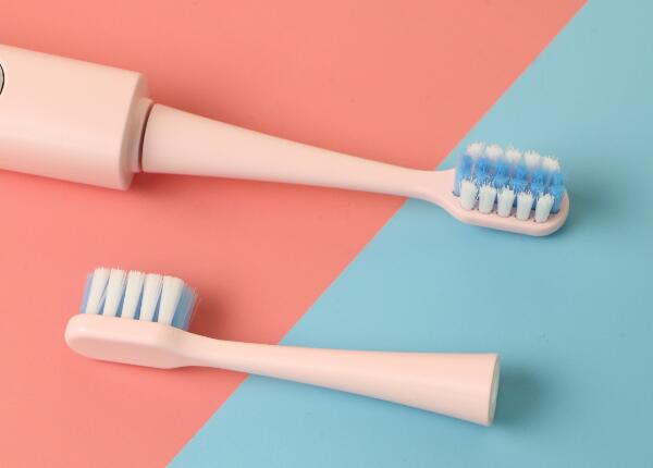 新人入手电动牙刷怎么?。渴兹氲缍浪⒌乃拇罂吹? width=