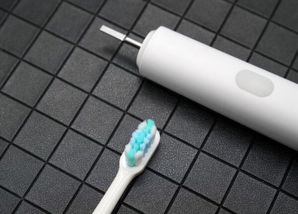 电动牙刷换头卡住怎么办