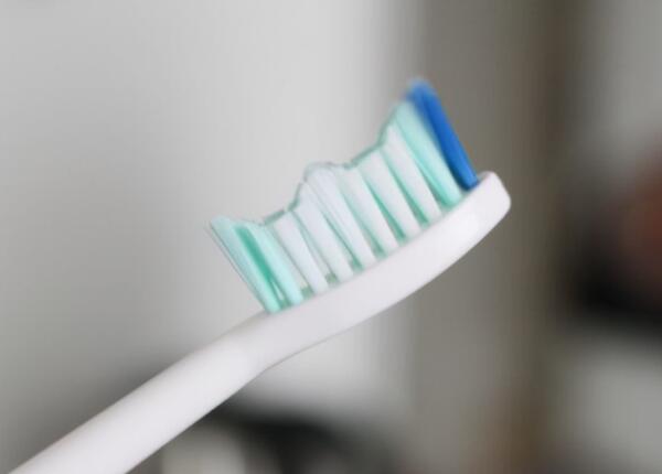 牙刷表面黄垢难除的原因 牙刷表面黄垢难除