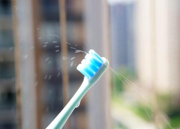 硅胶纳米牙刷的正确使用方法 正确使用硅胶纳米牙刷大头步骤